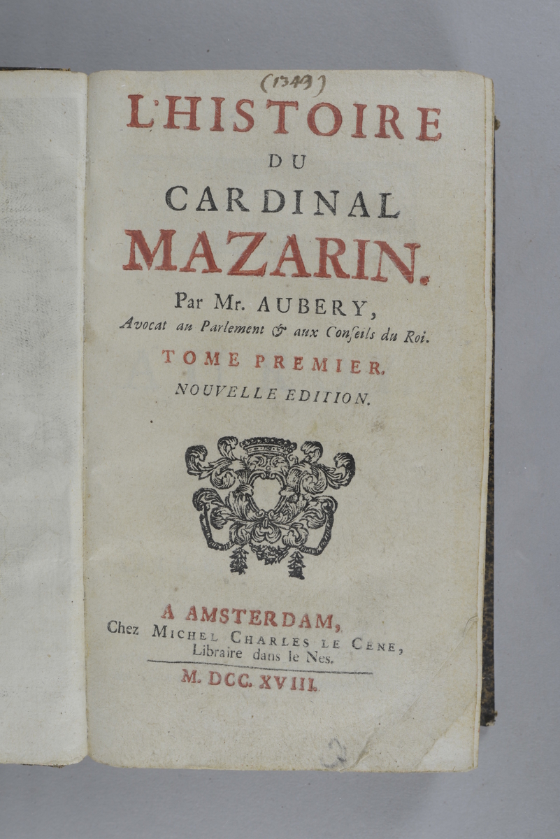 Bok, "L´histoire du cardinal Mazarin", del 2, tryckt 1718.
Band med guldornerad rygg av skinn i fem upphöjda bind, titelfält med blindpressad titel, fält med volymens nummer och påklistrad pappersetikett. Pärmarna klädda med brunt stänkt  papper. Med stänkt snitt.