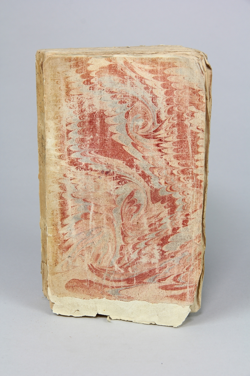 Bok, pappband "Histoire naturelle de l`univers", del 4, tryckt i Paris 1734. 
Marmorerat band med blekt  och skadad rygg, påklistrade pappersetiketter med titel (oläslig)  och volymens nummer. Med skurna snitt.