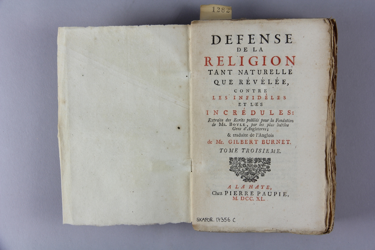Bok, häftad, "Defense de la religion", del 3, tryckt 1740 i Haag. Pärmar av marmorerat papper, blekt rygg med påklistrade etiketter med titel och samlingsnummer. Oskuret snitt.