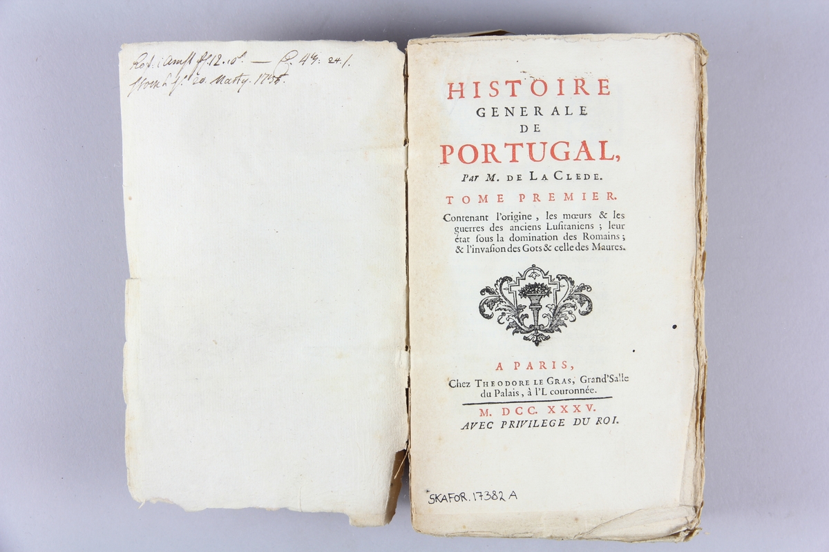 Bok, häftad "Histoire générale de Portugal", del 1. Pärmar av marmorerat papper, oskuret snitt. 
Anteckning om inköp.