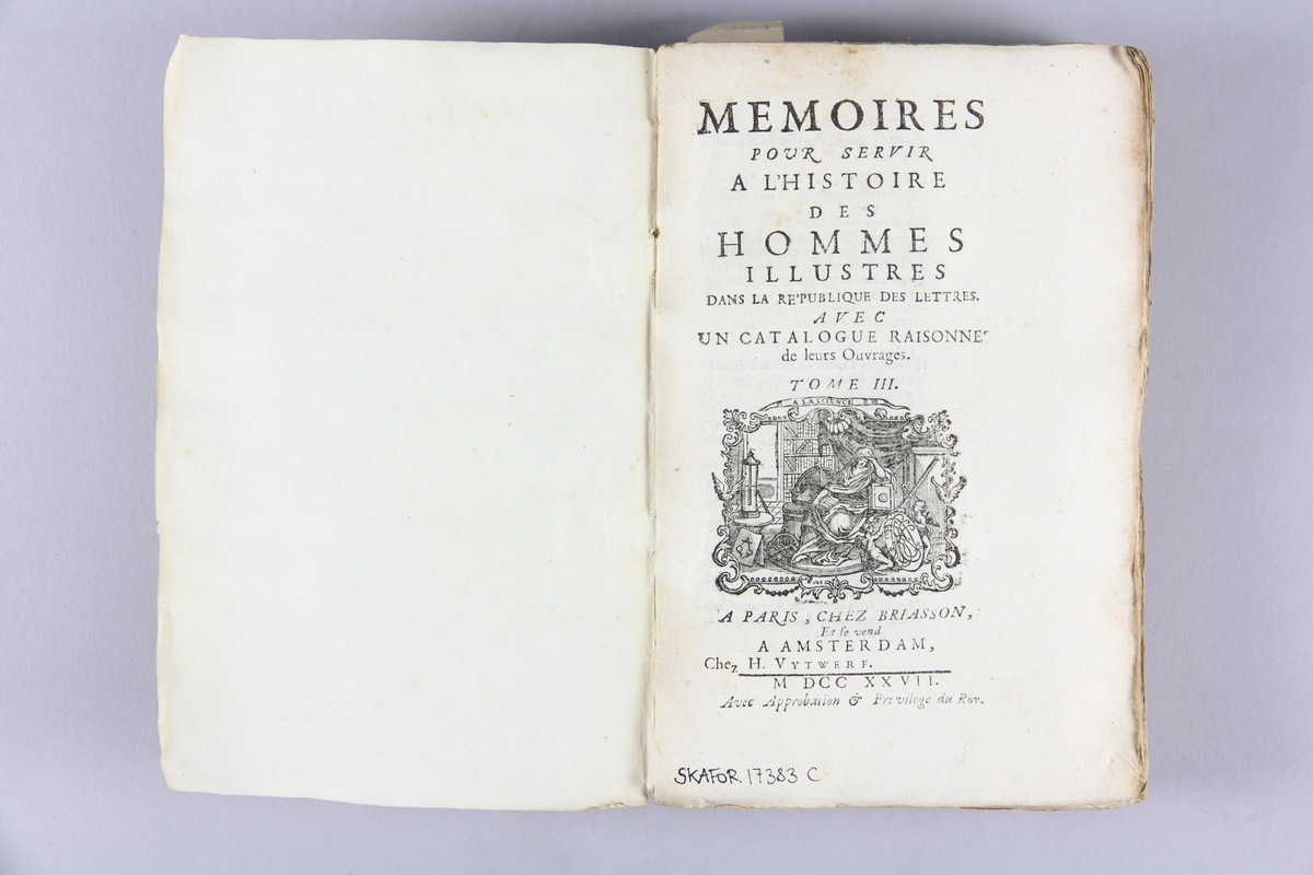 Bok, häftad, "Mémoires pour servir à l´ histoire des hommes illustres", del 3. Pärmar av marmorerat papper, oskuret snitt.