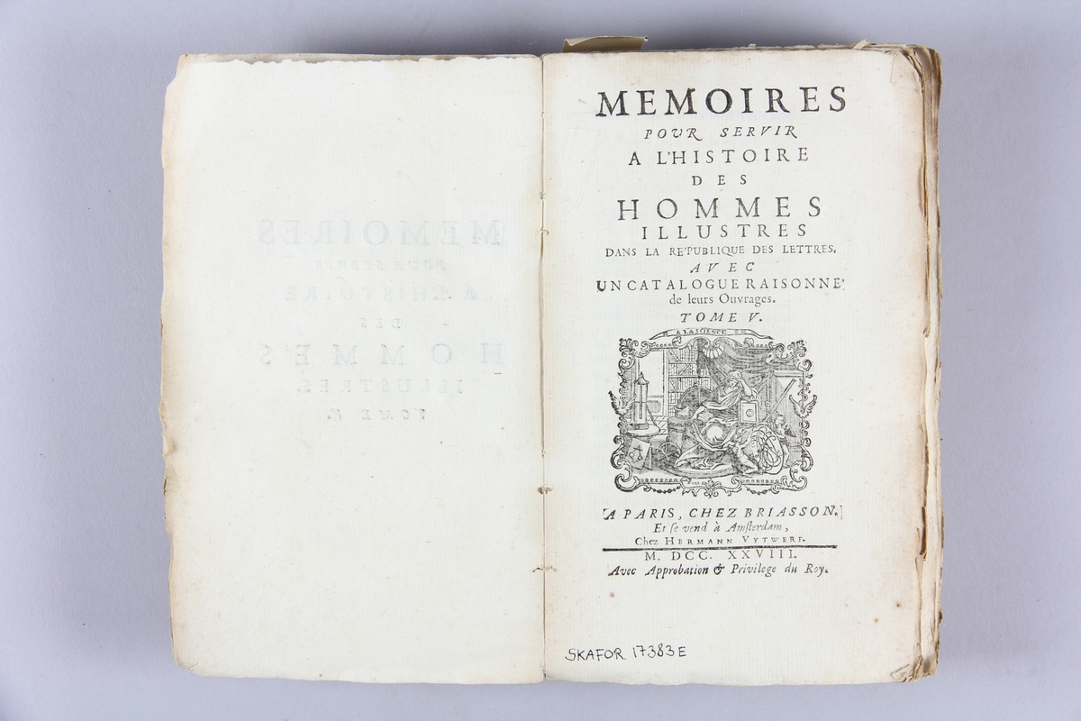 Bok, häftad, "Mémoires pour servir à l´ histoire des hommes illustres", del 5. Pärmar av marmorerat papper, oskuret snitt.