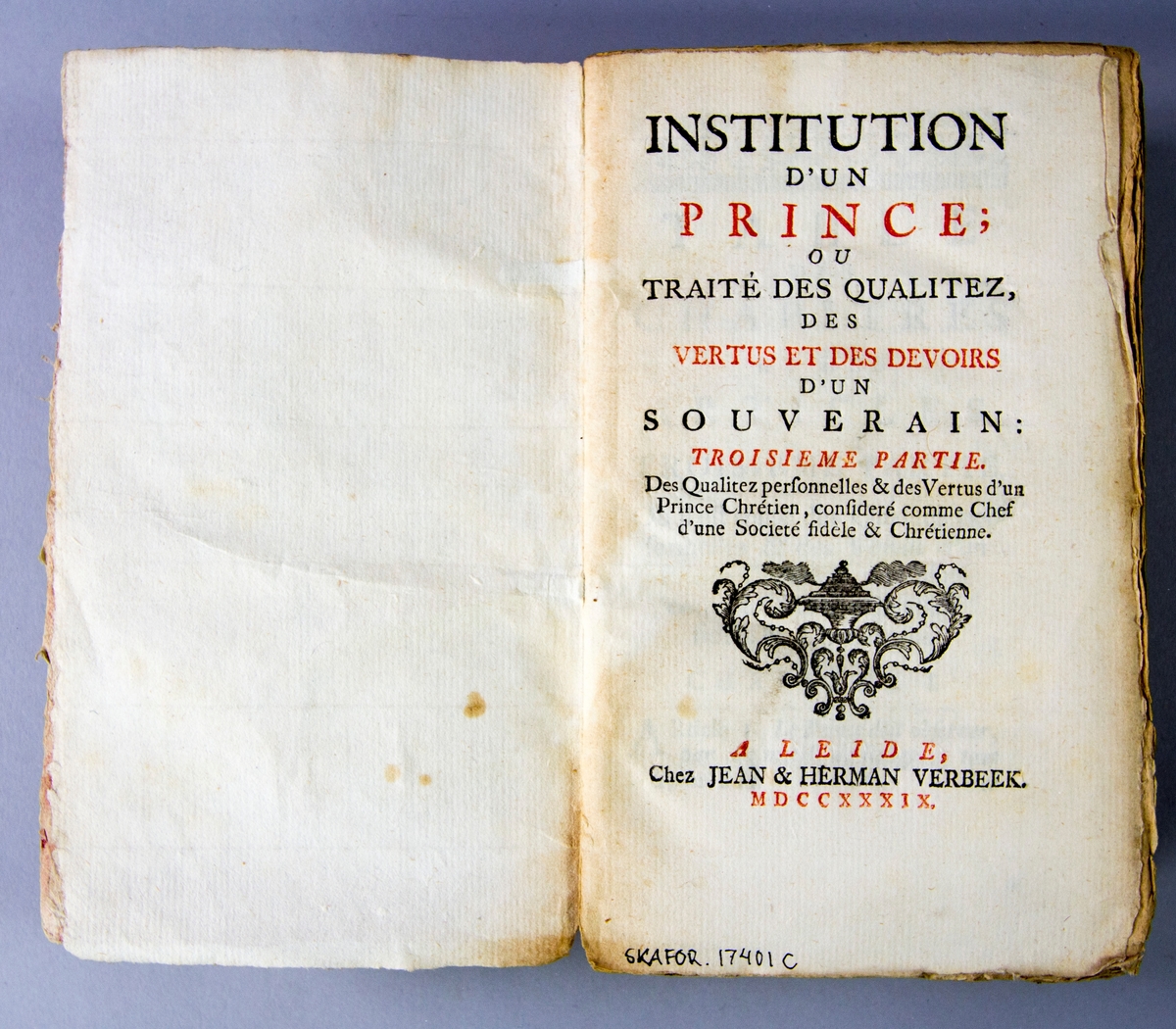 Bok, "Institution d´un prince", del 3, tryckt 1739 i Leiden. Pärmar av marmorerat papper, blekt rygg med påklistrade etiketter med titel (svårläst) och samlingsnummer. Oskuret snitt, ej uppsprättad.