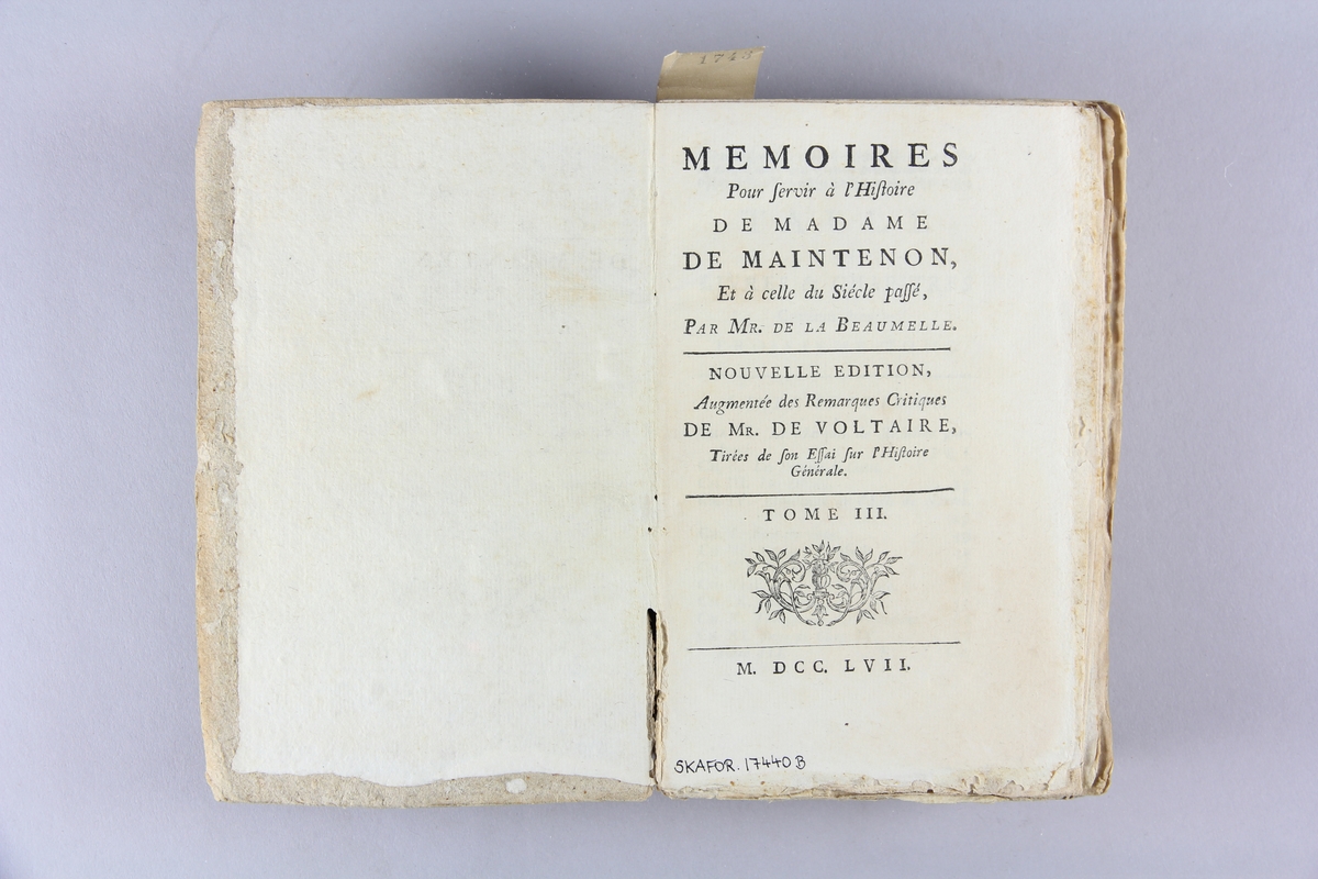 Bok, pappband, "Mémoires pour servir à l´histoire de madame de Maintenon", del 3-4. Pärm av gråblått papper, oskuret snitt.