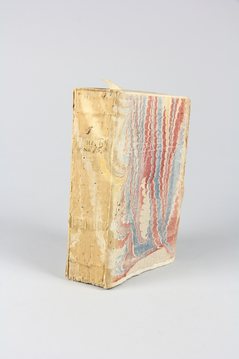 Bok, häftad, "Recueil historiques...depuis la paix d´Utrecht", del 11, tryckt 1737 i Haag.
Pärm av marmorerat papper, oskuret snitt. Blekt rygg med etikett med titel och samlingsnummer.