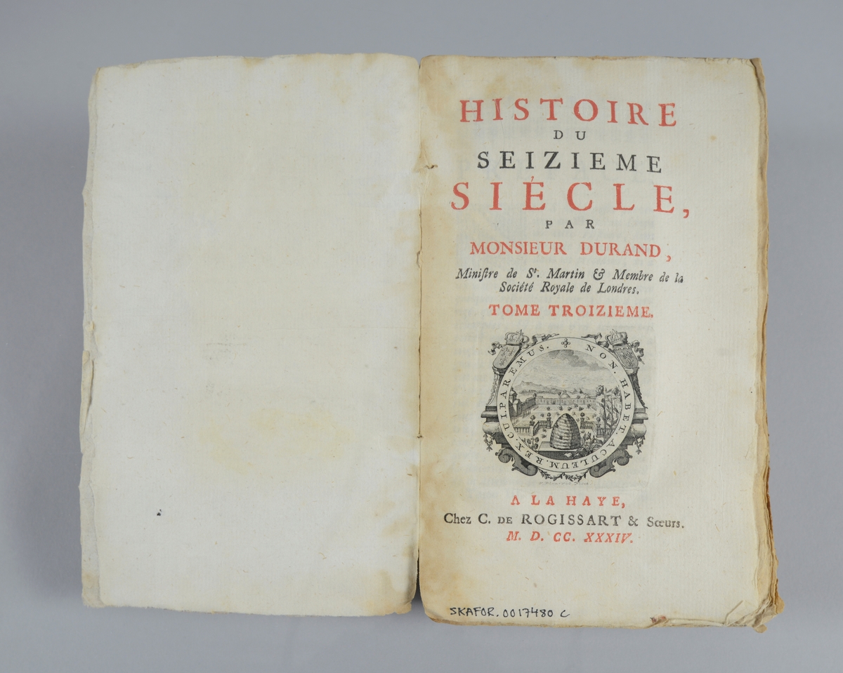 Bok, pappband, "Histoire du seizieme siécle", del 3 tryckt 1734 i Haag. Marmorerade pärmar, blekt rygg med etikett med titel, närmast utplånad, samt volymens nummer. Oskuret snitt, ej uppsprättad.