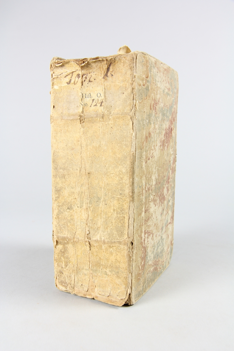 Bok, pappband, "Vollständige Geographie", del 1, tryckt 1735 i Hamburg, Frankfurt och Leipzig. Pärmar klädda med marmorerat papper, blekt rygg med etikett och påskrift. Skuret snitt.