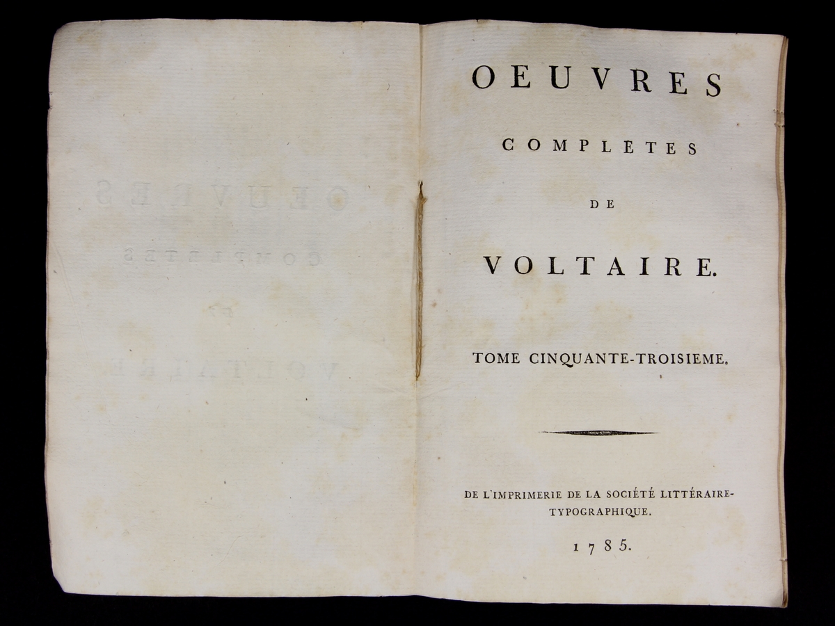 Bok, häftad,"Oeuvres complètes de Voltaire, Receuil de lettres 1744-1752", del 53, tryckt 1785.
Pärmen av gråblått papper, på pärmens insidor klistrade sior ur annan bok. Skurna snitt. På ryggen pappersetikett med tryckt text med volymens namn och nummer. Ryggen blekt.