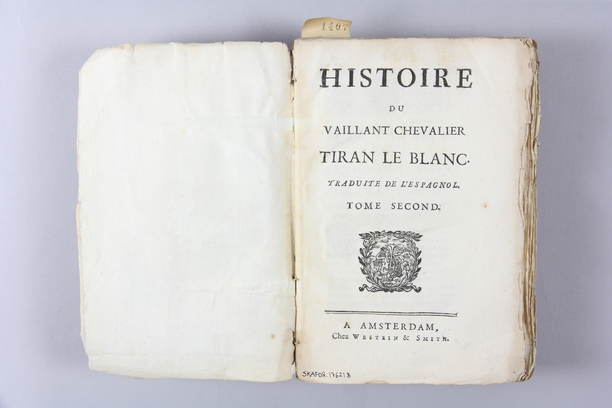 Bok, häftad, "Histoire du vaillant chevalier Tiran le Blanc", del 2, tryckt 1737 i Amsterdam.
Pärm av marmorerat papper, oskuret snitt. Blekt rygg med pappersetikett med volymens samlingsnummer.