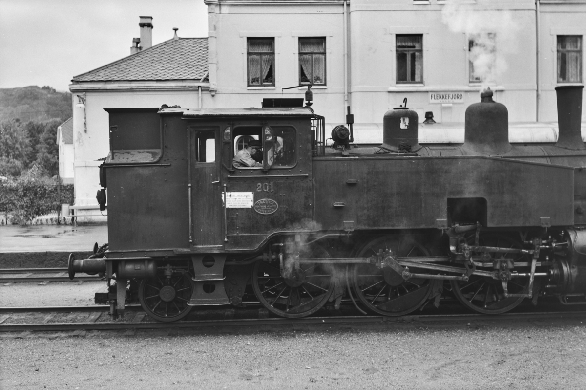 Damplokomotiv type 20b nr. 201 på Flekkefjord stasjon.