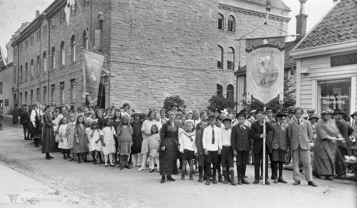 Storlosjemøtet i Molde 30.07.1924...Romsdals sals- og kjøpelag. Slagteriavdeling til høyre.