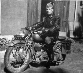Troedsson, E.O.T. kapten, A 6, på motorcykel.