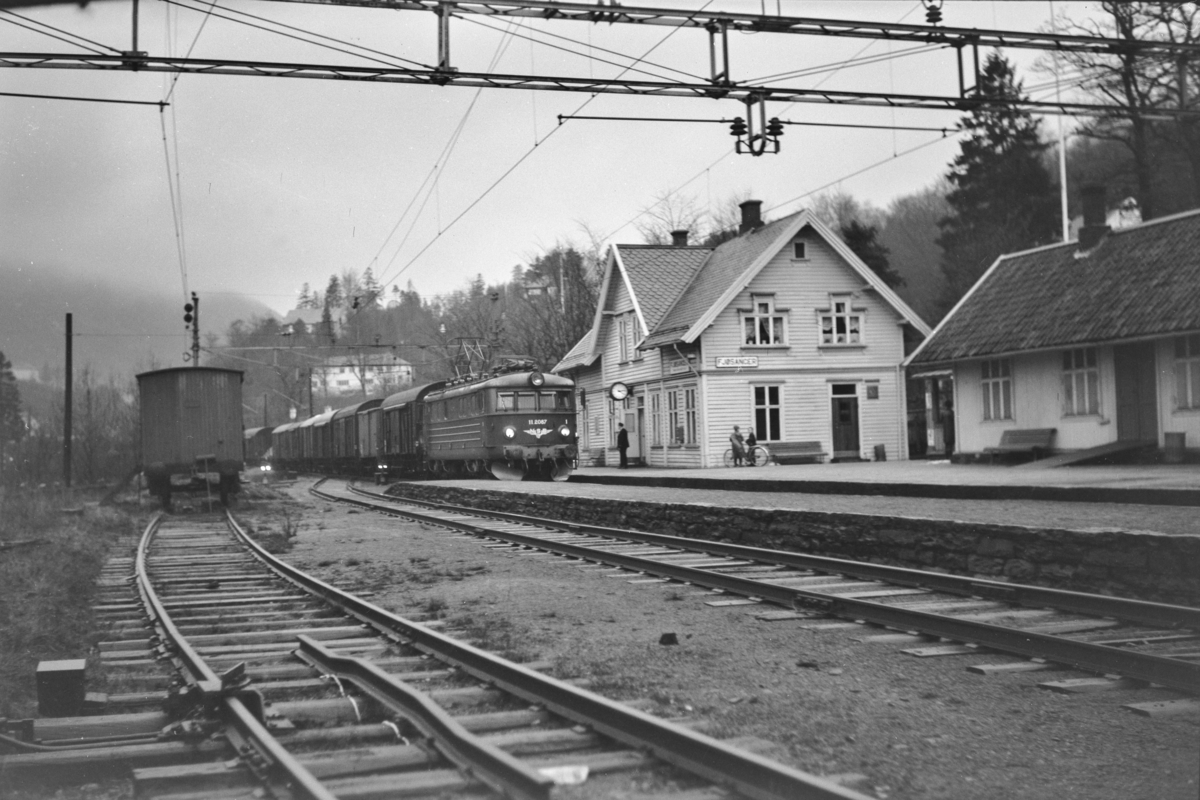 Godstog retning Oslo, tog 5506, på Fjøsanger stasjon. Toget trekkes av elektrisk lokomotiv type El 11 nr. 2087.