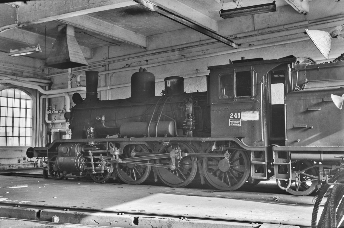 Damplokomotiv type 18c nr. 241 i lokomotivstallen på Hamar stasjon.