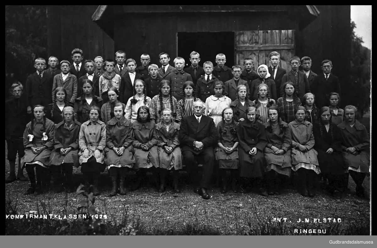 Konfirmantklasse 1925 ved Ringebu Kyrkje.