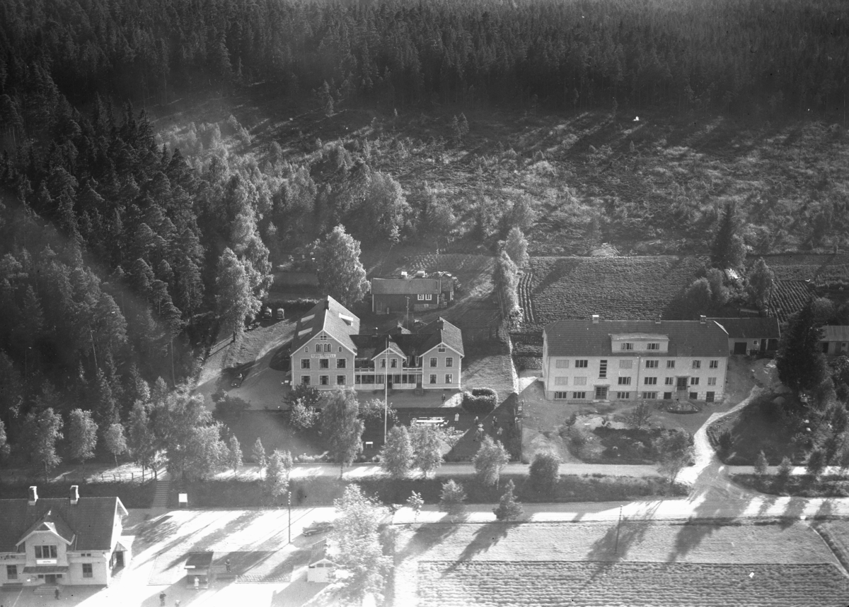 Flygfoto över Turisthotellet i Hestra, Gislaveds kommun. Nr H 1950