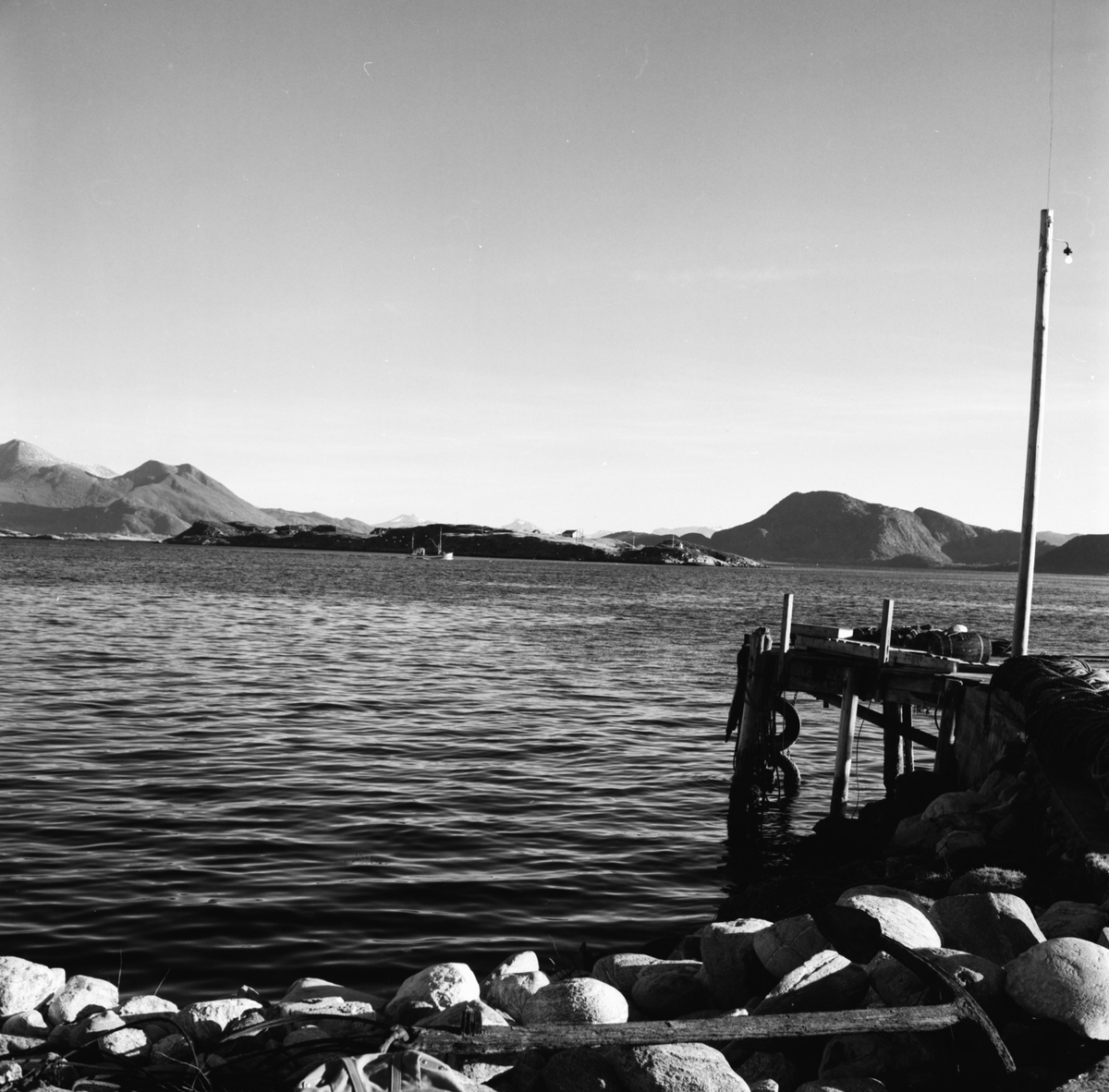 Fiskebåt på fjorden. Motivet er tatt fra Valderøya mot Hamnøya/ Oksebåsen med Ellingsøy i bakgrunnen.