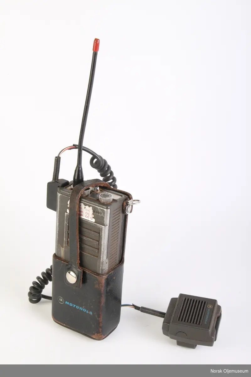 Walkie talkie, med antenne, 3 knapper og 1 svar-mekanisme.
Radioen har et etui og avtagbart batteri som sitter fast. 

Det finnes dubletter og tilleggsutstyr.