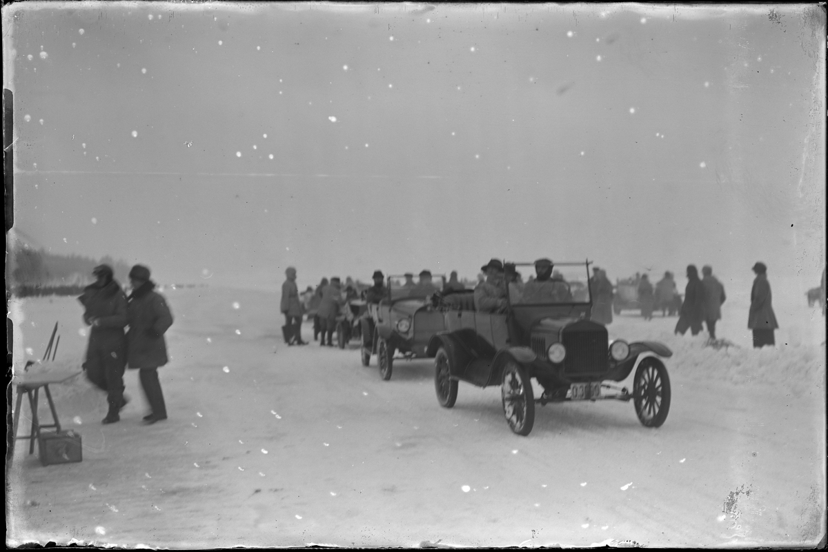 Bilar och åskådare ute på isen på Mjörn i samband med motortävling.