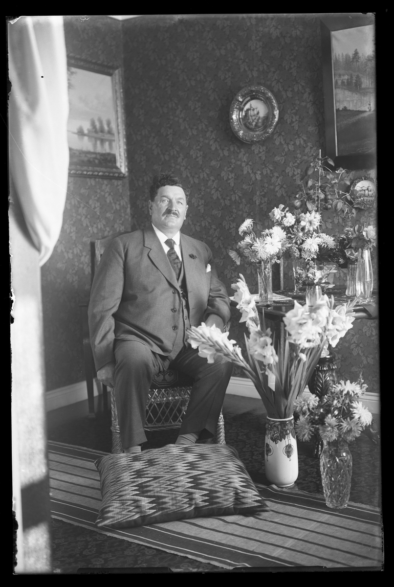 Herr Wincrantz fotograferad med blommor i samband med sin 50årsdag.