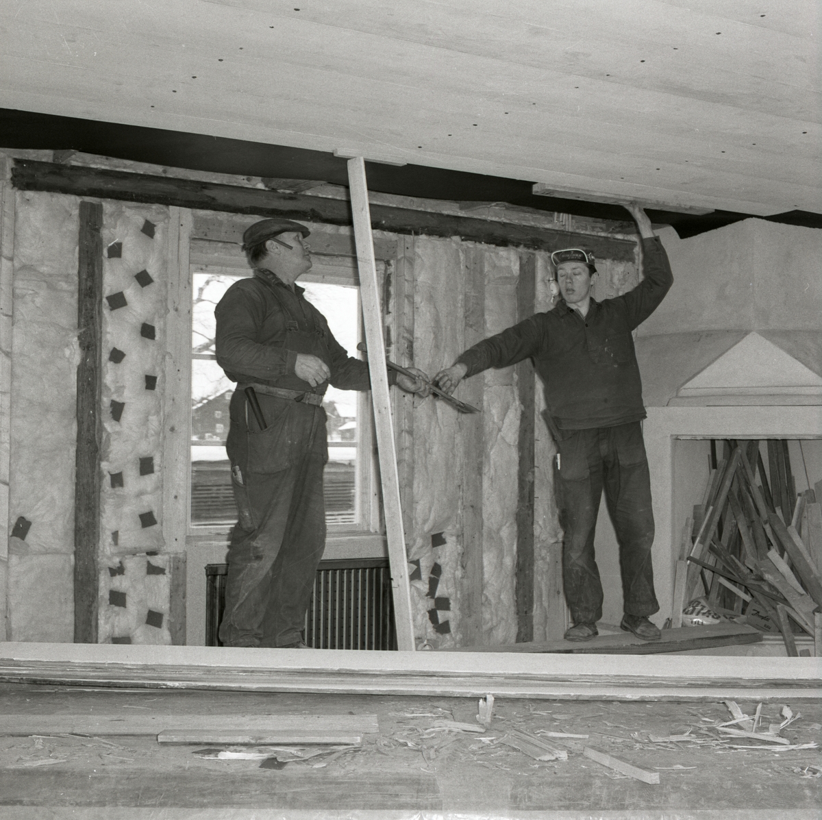 Två män spikar upp takpanel vid byggnation av ett hus på gården Sunnanåker, 1967.