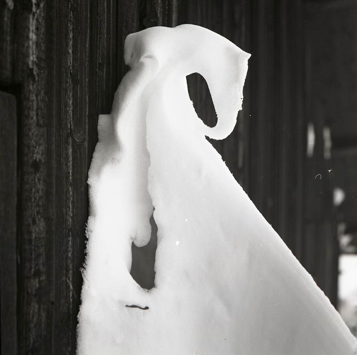 Snö som bildat någon form av figur, 1966.