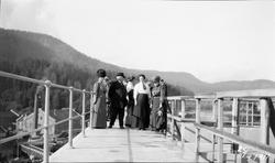 Kvinner og menn på besøk ved damanlegget ved Tinfos.