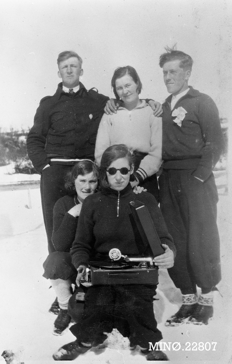 Ungdommer på skitur med sveivegrammofon