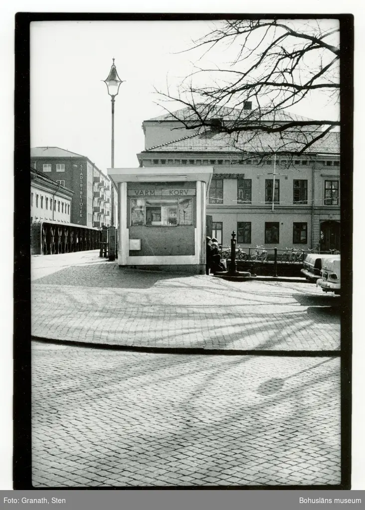 Korvkiosk i Uddevalla. Fotografiet är taget från Norra Hamngatan mot söder med Järnbron till vänster i bild. I bakgrunden syns Stadsbiblioteket.