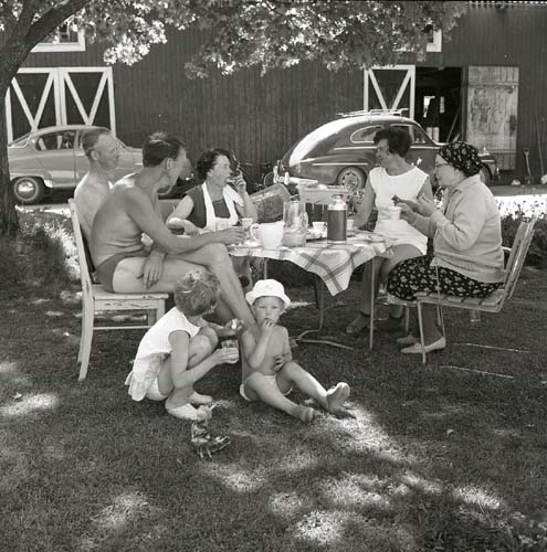 En grupp människor fikar i trädgården vid gården Sunnanåker. Adéle fyller 50 år, 16 juni 1968.