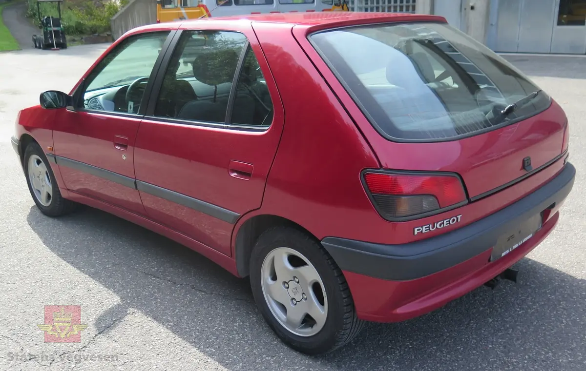 Peugeot 306 XT. 5-dørs combi karosseri, rød lakk. Svart og grått interiør. Bilen har en tverrstilt, vannavkjølt, bensindrevet 4-sylindret motor. Motoren har et sylindervolum på 1761 kubikkcentimeter, Motorytelse/effekt 74.00 KW (101 HK). To aksler, framhjulstrekk. 5-trinns manuell girkasse. Kilometerstand 129400. Avtagbart hengerfeste ligger i bagasjerommet.
Antall seter 5. Dekk foran (standard)175/65 R 14. Dekk bak (standard)175/65 R 14.
Noen bulker på døren på venstre side.