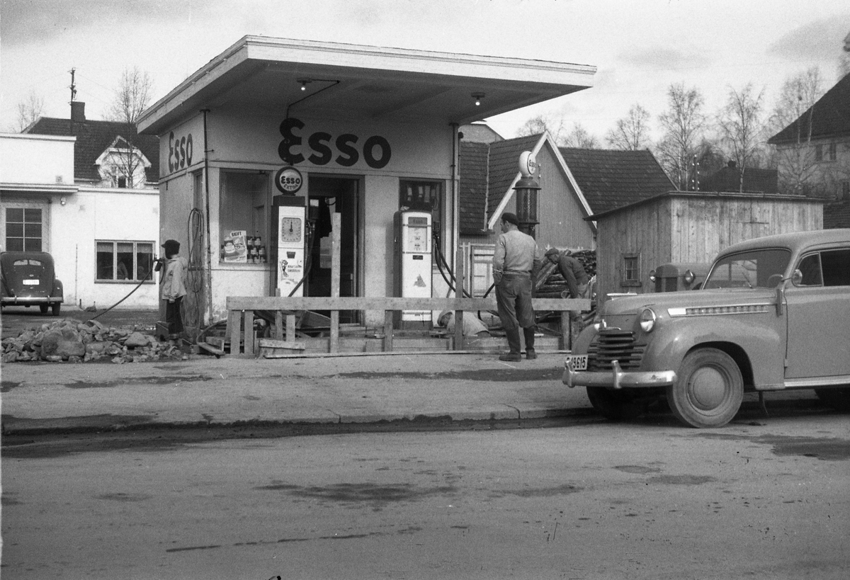 Fem bilder fra byggearbeider ved Esso på Lena april 1954. Ingen av personene på bildene er identifisert. På det første bildet ser en iflg. informant fronten på en Opel Olympia årsmodell 1950-52.