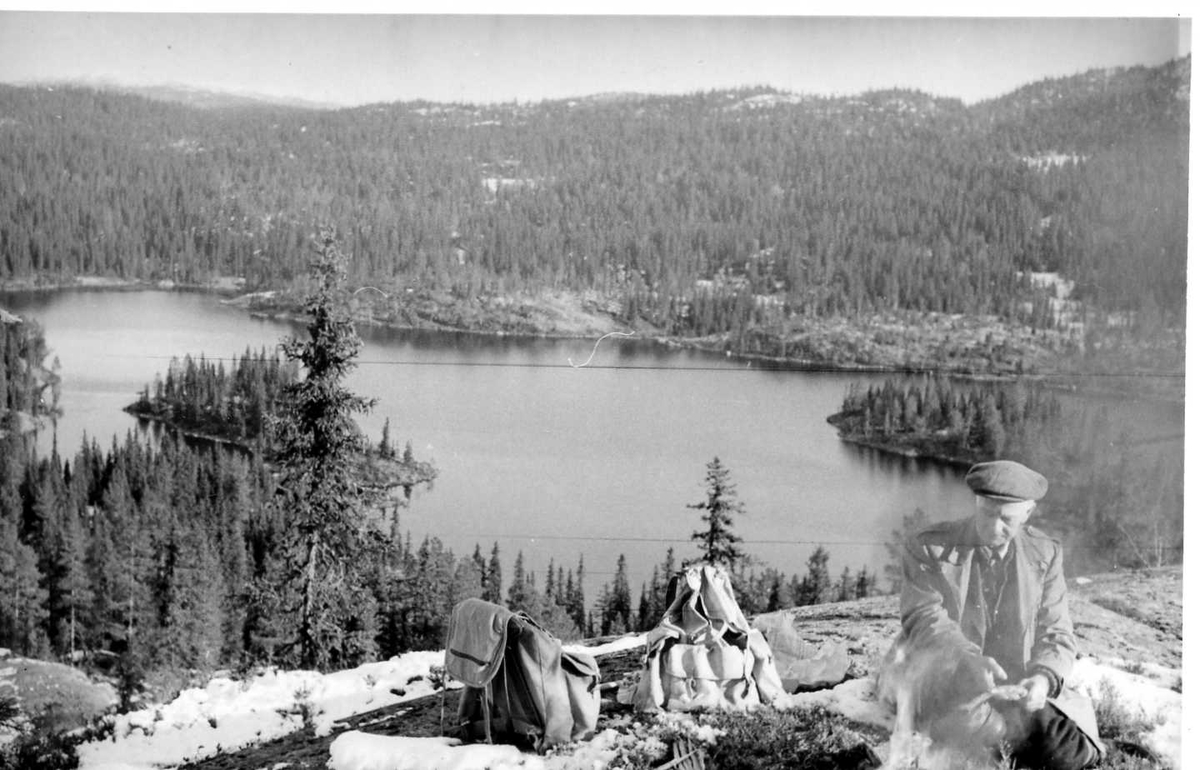 Eivind Tveiten på skogstur, 1968