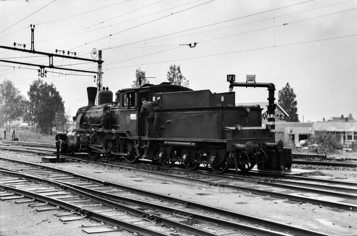 Damplokomotiv type 21b nr. 252 ved vannstenderen på Kongsberg stasjon.
