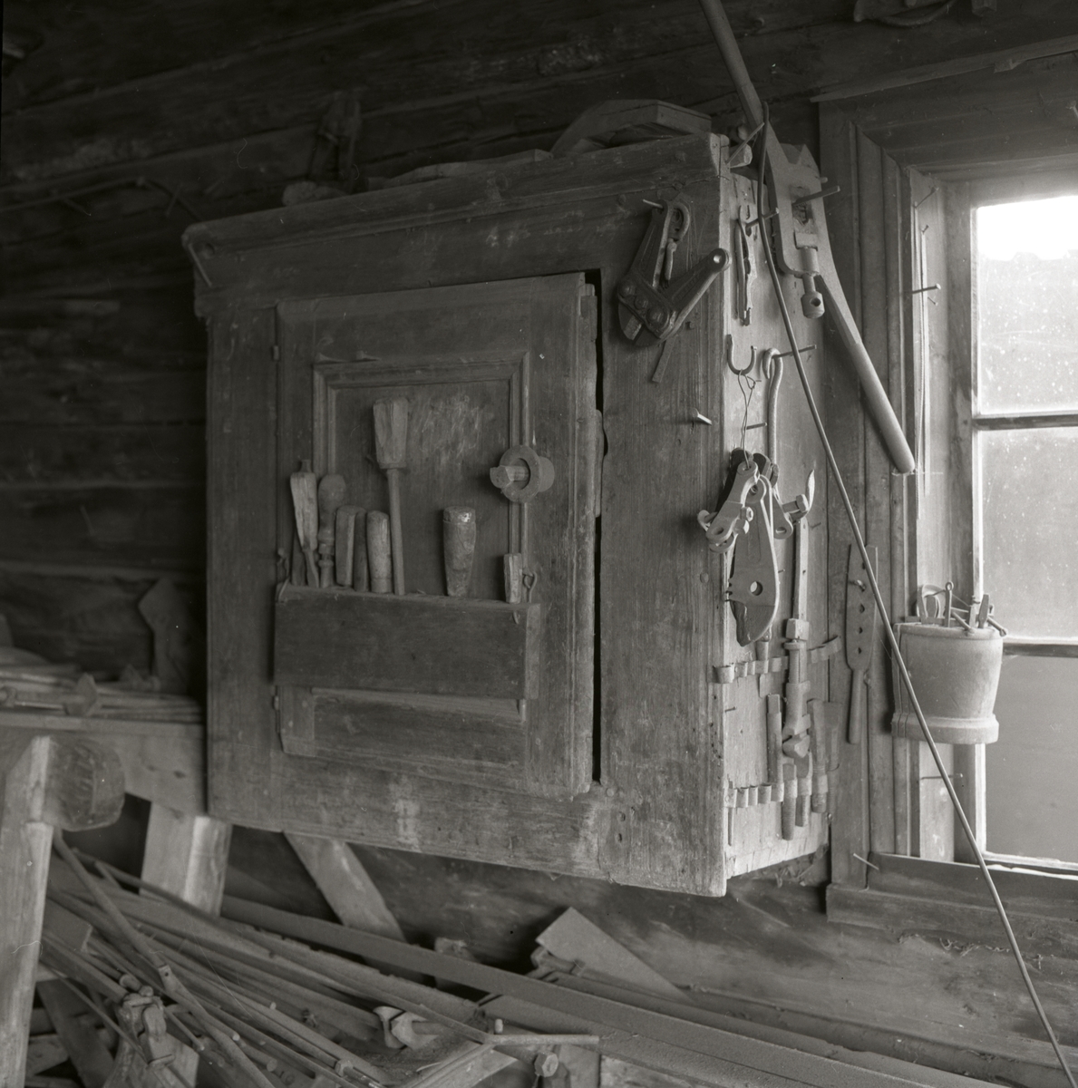Ett väggskåp med hållare för verktyg i en bod, 1987.
