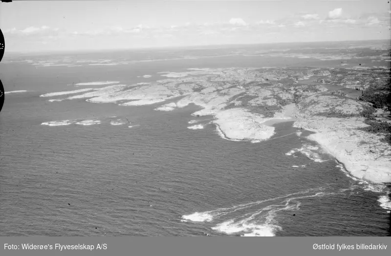 Oversiktsbilde fra Akerøy, Hvaler, datert 24.juli 1948. Flyfoto/skråfoto.