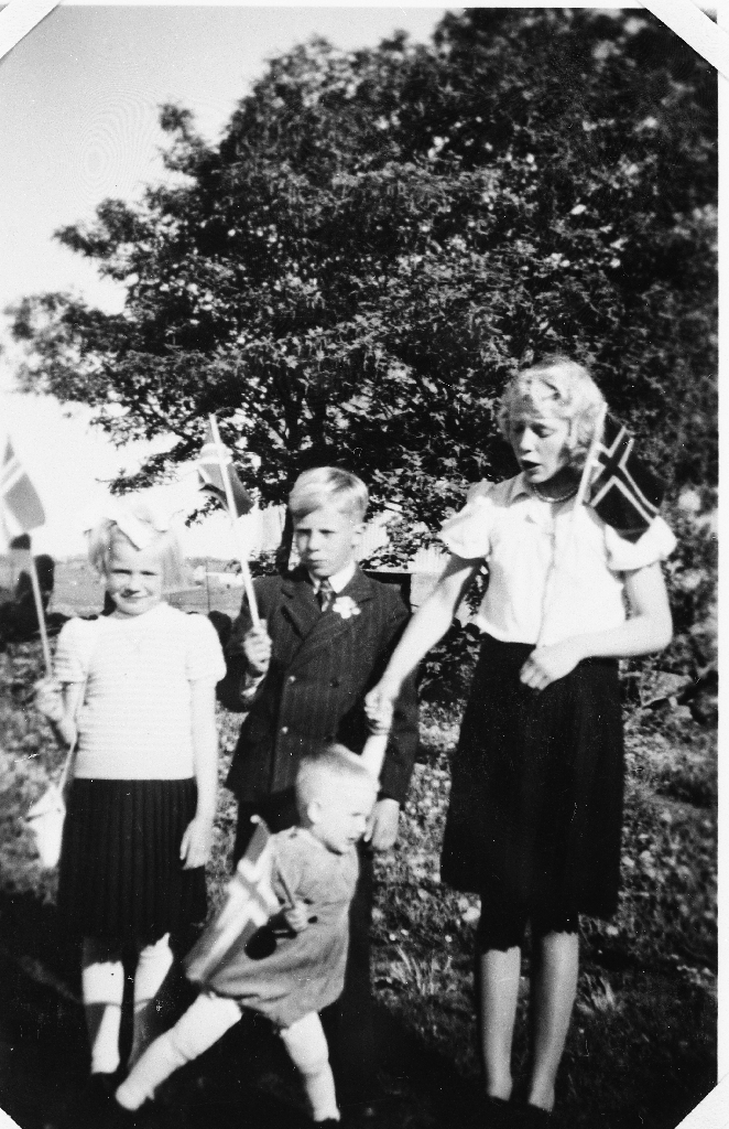 Borna til Sofie Marie f. Undheim og Olav O. Fosse i finklede og med flagg. Dei skal tilTime for å feira 17. mai. F. v. : Kari Fosse (1940 - ), Solveig Fosse (1935 - ) og litle Steinar Fosse (1946 - ).