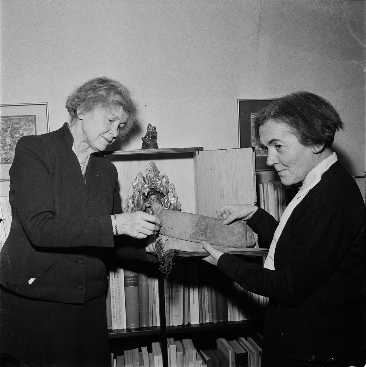 Ruth Svensson och Toni Schmid med den tibetanska ödesboken som förvärvats åt Carolina Rediviva, från tidigare resa till Nepal, Uppsala 1957