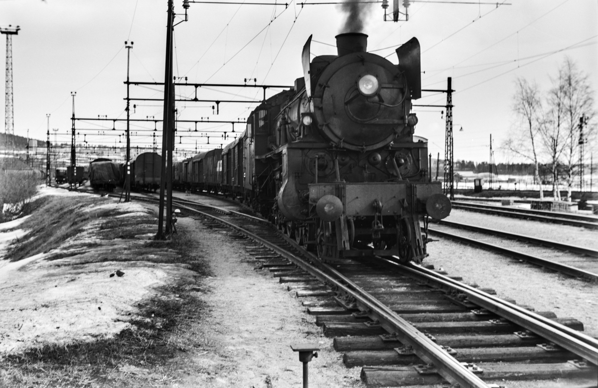 Godstog til Bergen, tog 5505B, på Alnabru stasjon. Toget trekkes av damplokomotiv type 31b nr. 418.