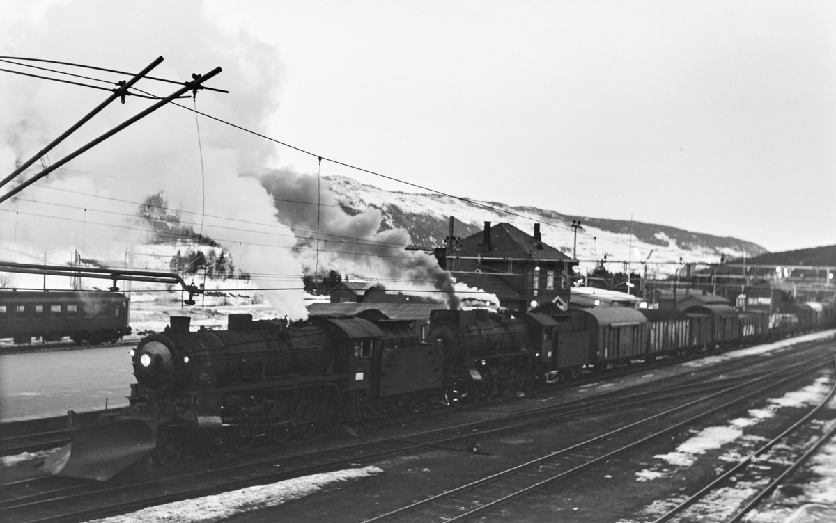 Godstog til Bergen på på Ål stasjon. Toget trekkes av damplokomotiv type 31b nr. 453 og 31a nr. 320.