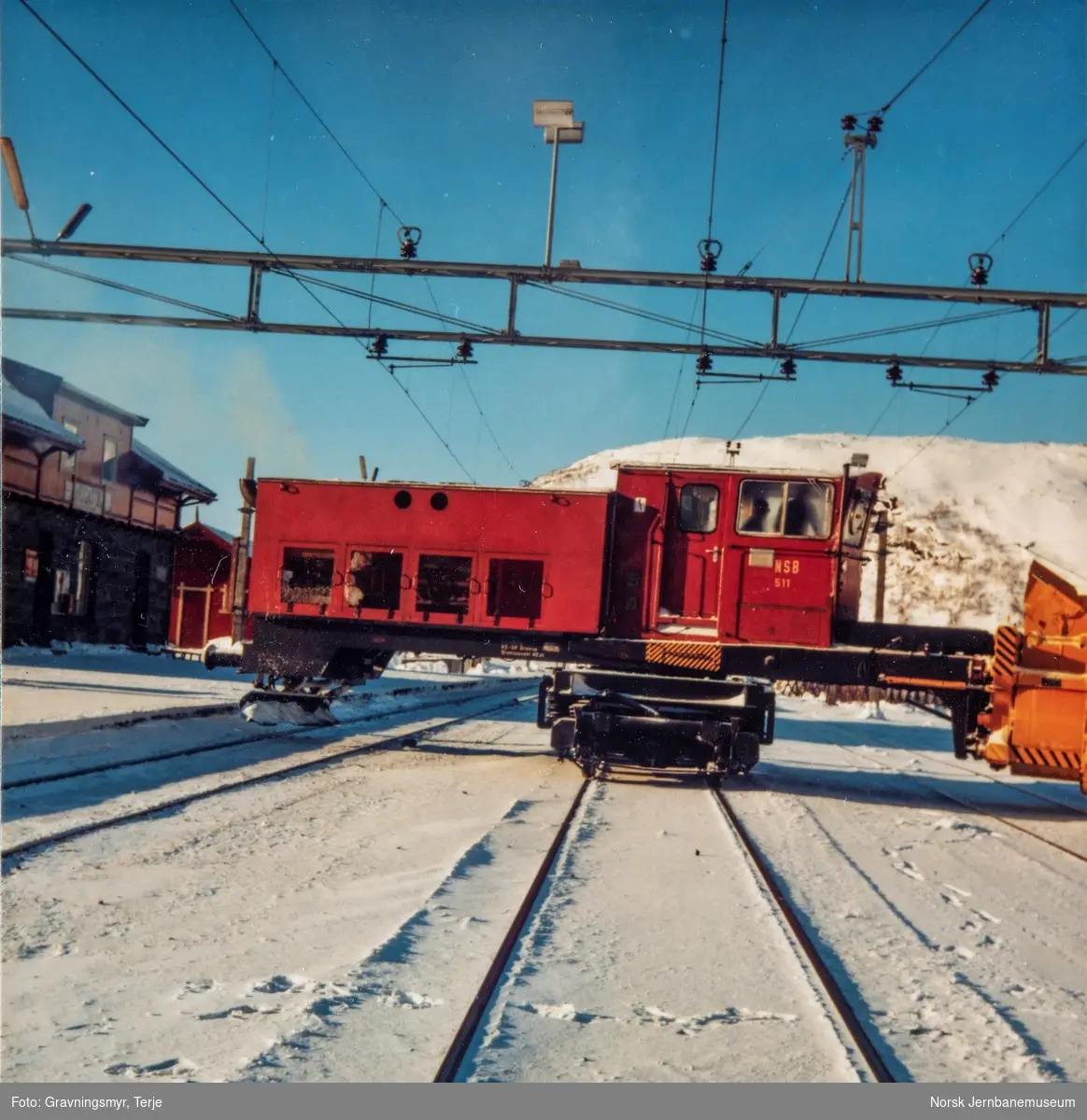 Roterende snøplog på Haugastøl stasjon. Plogen snus på eget understell.