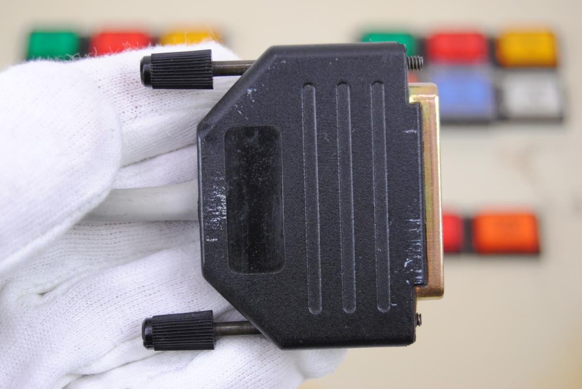 Operatörspanel av fabrikat Ericsson, modell JBB 101 001/1. Rektangulärt hölje av plast. Locket är beige med svagt rundade kanter med olikfärgade rektangulära indikatorlampor och knappar av samma form samt i mitten en nyckel. Locket har två fästskruvar. Bakstycket är svart med ventilationsgaller längs sidorna. I skarven mellan lock och bakstycke sitter en grå kabel med en SCSI-kontakt i svart plast.

Lampor och knappar är indelade i fyra grupper med sex vardera i den övre raden och två i vardera i den nedre raden.
Övre vänstra gruppen: grön lampa, "AKTIV A"; röd lampa, "STOPP A"; gul lampa, "SERVICE A"; orange tryckknapp, "START A"; blå tryckknapp under genomskinligt lock, "DUMP A KVITT"; vit lampa, "P-LADDN A KLAR".
Den övre högra gruppen har samma uppsättning knappar men med "B" istället för "A".
Nedre vänstra gruppen: röd lampa, "KRAFTLARM A"; röd tryckknapp, "TEMPLARM L-TEST".
Nedre högra gruppen: röd lampa, "KRAFTLARM B"; orange tryckknapp, "START PDP".