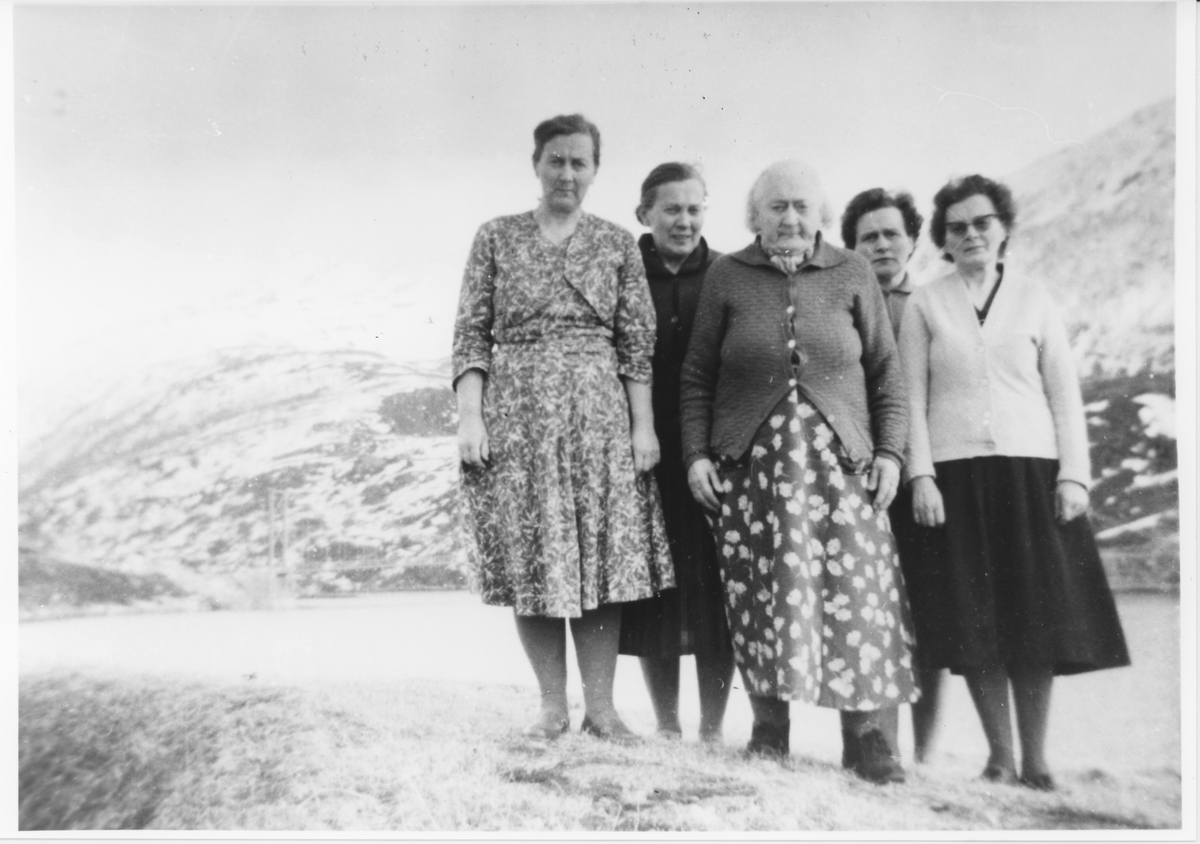 Joakime Heitmann med sine 4 døtre på Straumsnes i 1964