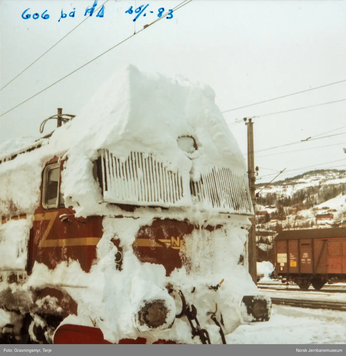 Lokomotivet fra nattoget fra Bergen til Oslo, tog 606. på Ål stasjon etter å ha kjørt over fjellet i krevende værforhold.