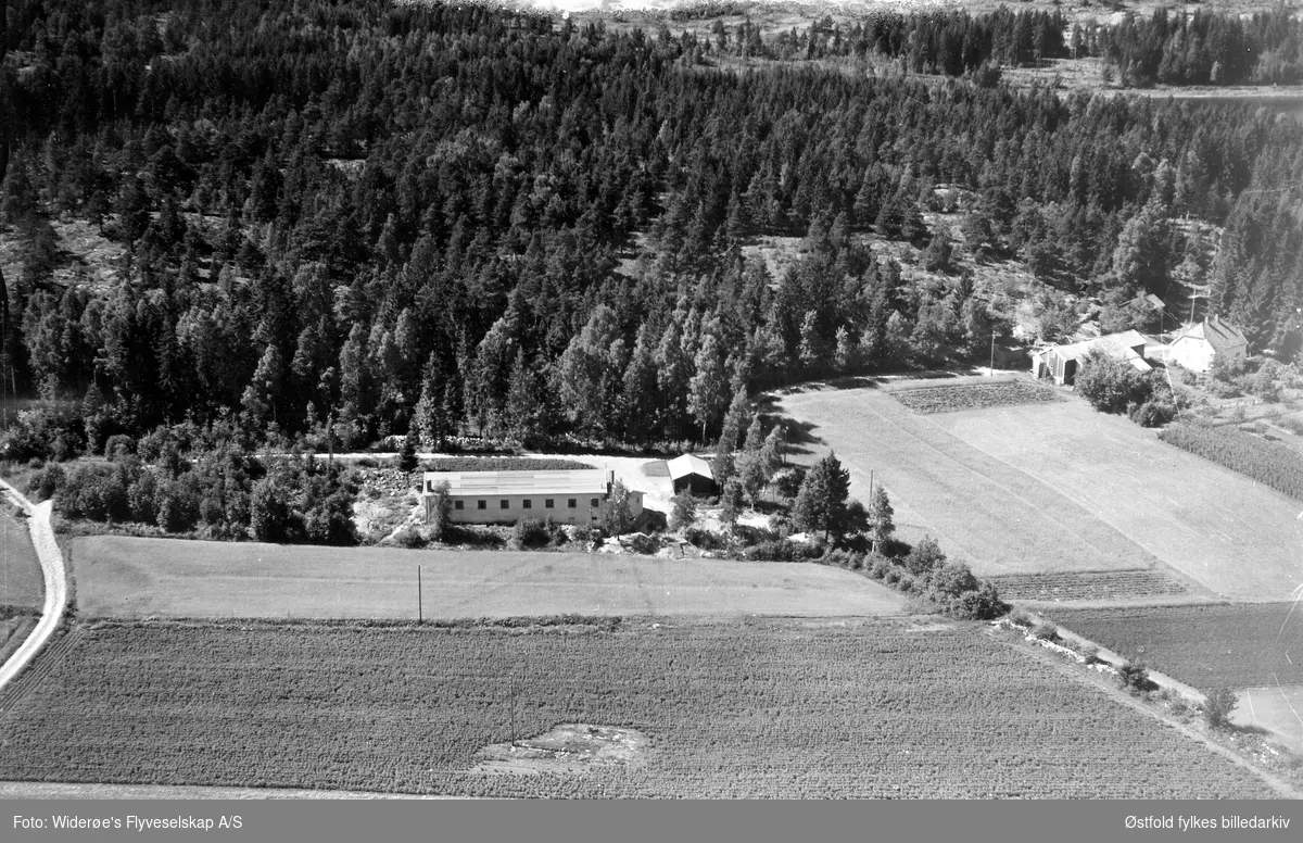Flyfoto fra Rå i Rolvsøy. Ukjent bygning. Til høyre Rå, gnr.138 bnr.4.