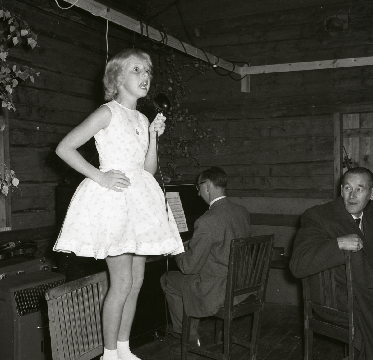 En flicka uppträder med sång under hembygdsfesten och skällfesten, 24 augusti 1958 i Rengsjö.