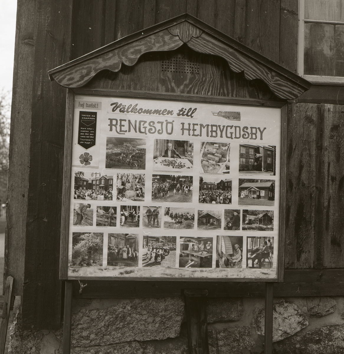 Informationstavla med fotografier vid Rengsjö hembygdsgård 7 juni 1983.