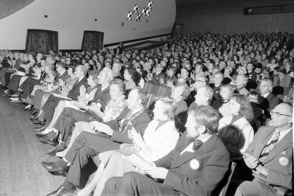 Publikum i kinoen under festspillåpningen i 1975.