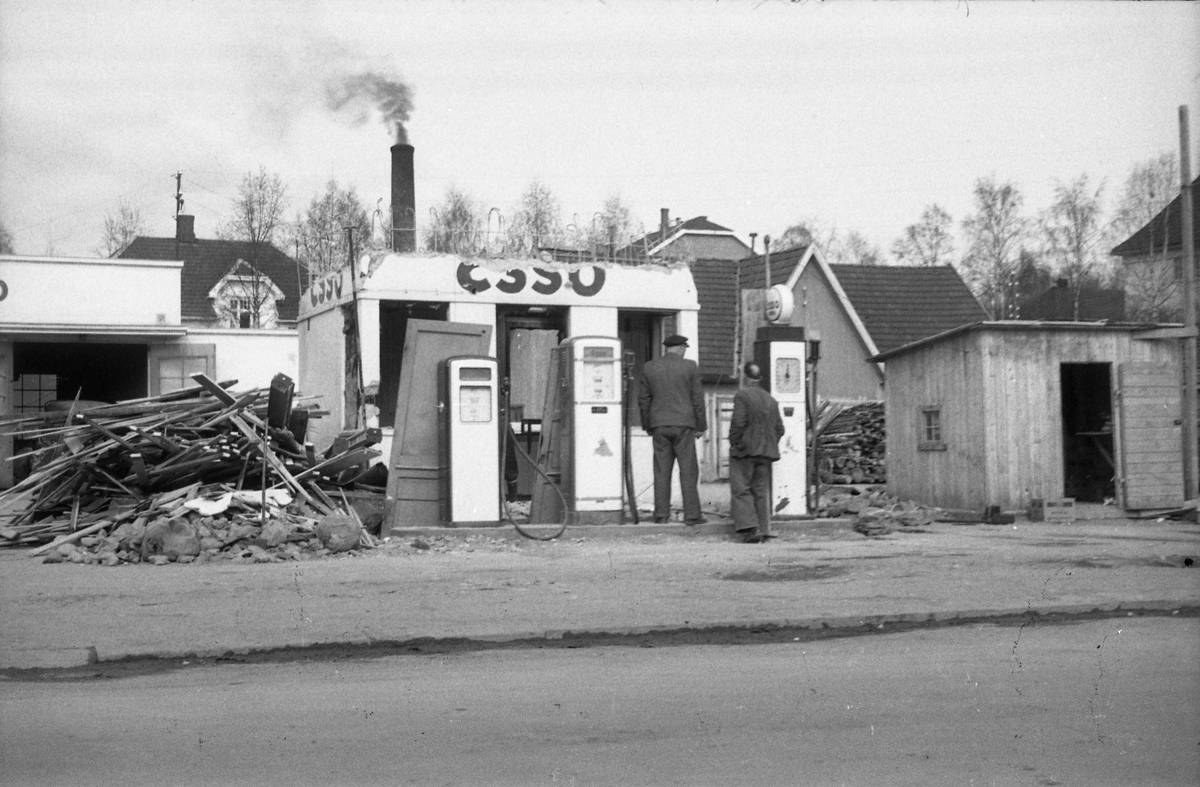 Tre bilder fra ombygging av Esso bensinstasjonen på Lena 1954. Den gamle ekspedisjonsbua rives. Lastebilen i forgrunnen på bilde nr. tre er ifølge informant en Chevrolet 1937-modell med norskbygd førerhus.