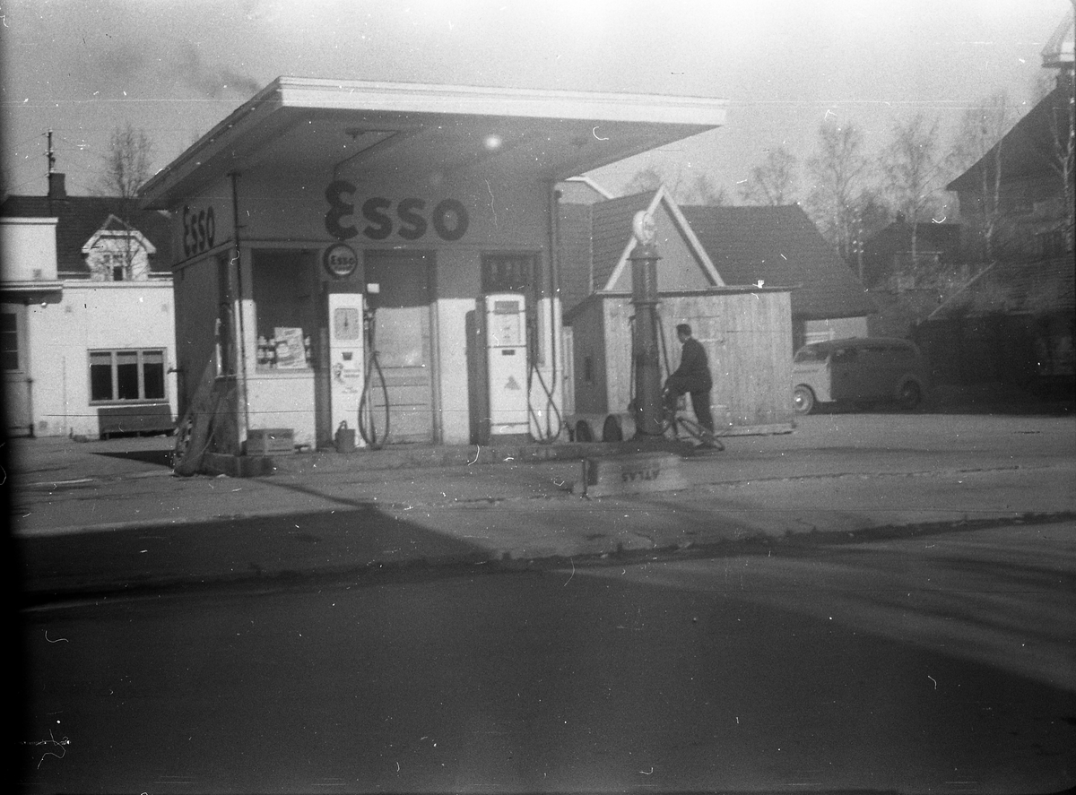 Tre bilder fra ombygging av Esso bensinstasjonen på Lena 1954. Ny ekspedisjonsbu er på plass.